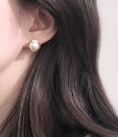 classic pearl earring