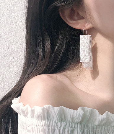 dot lace earring