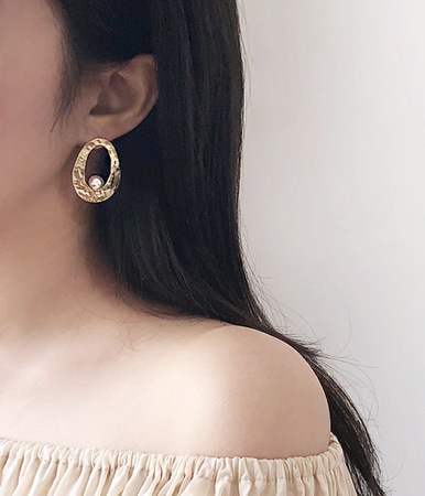 golden pearl earring