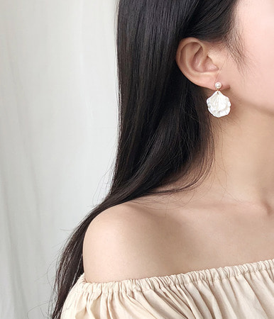 pearl clam earring