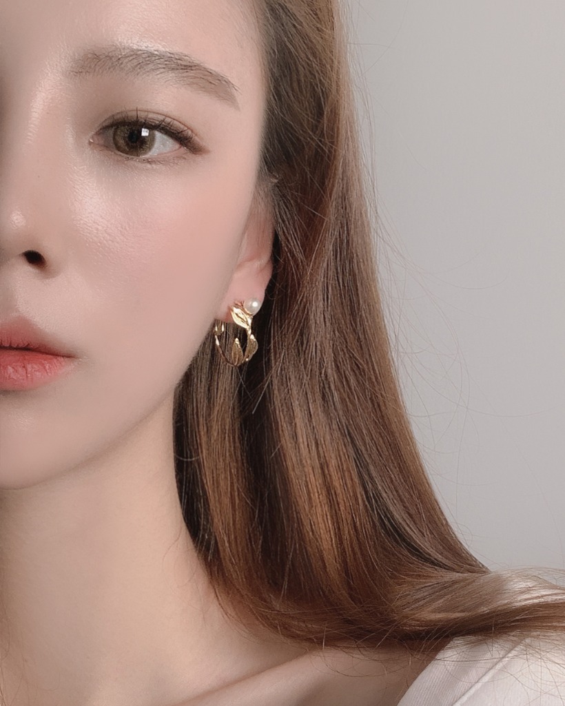 leaf pearl earring