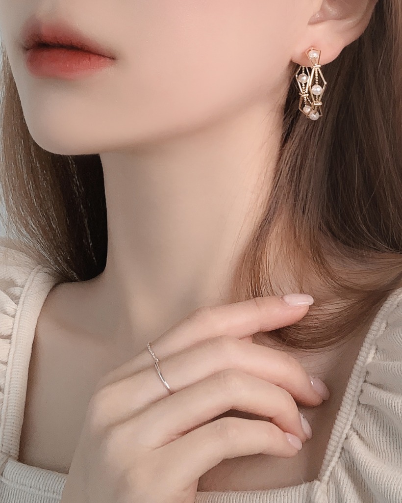 late pearl earring