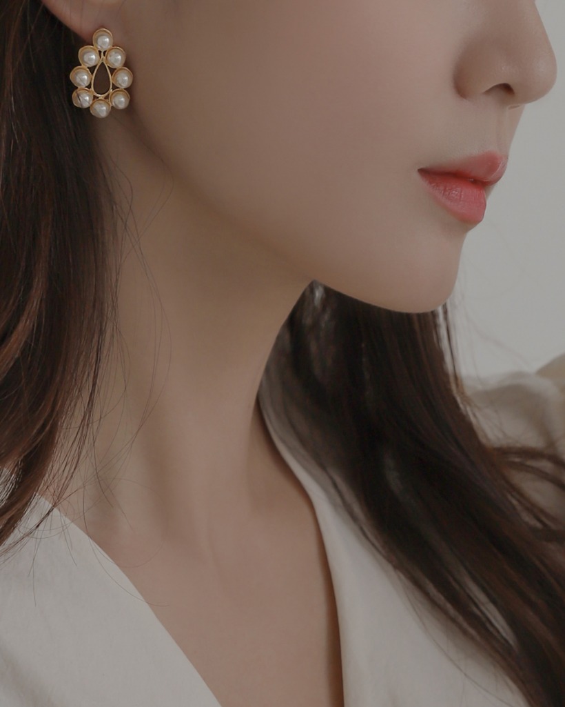 ale pearl earring