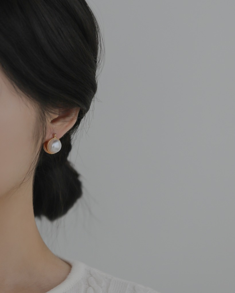 castanets pearl earring