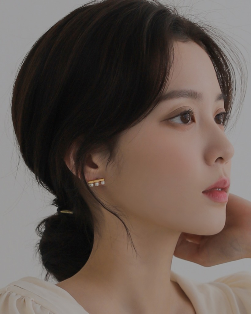 lia pearl earring
